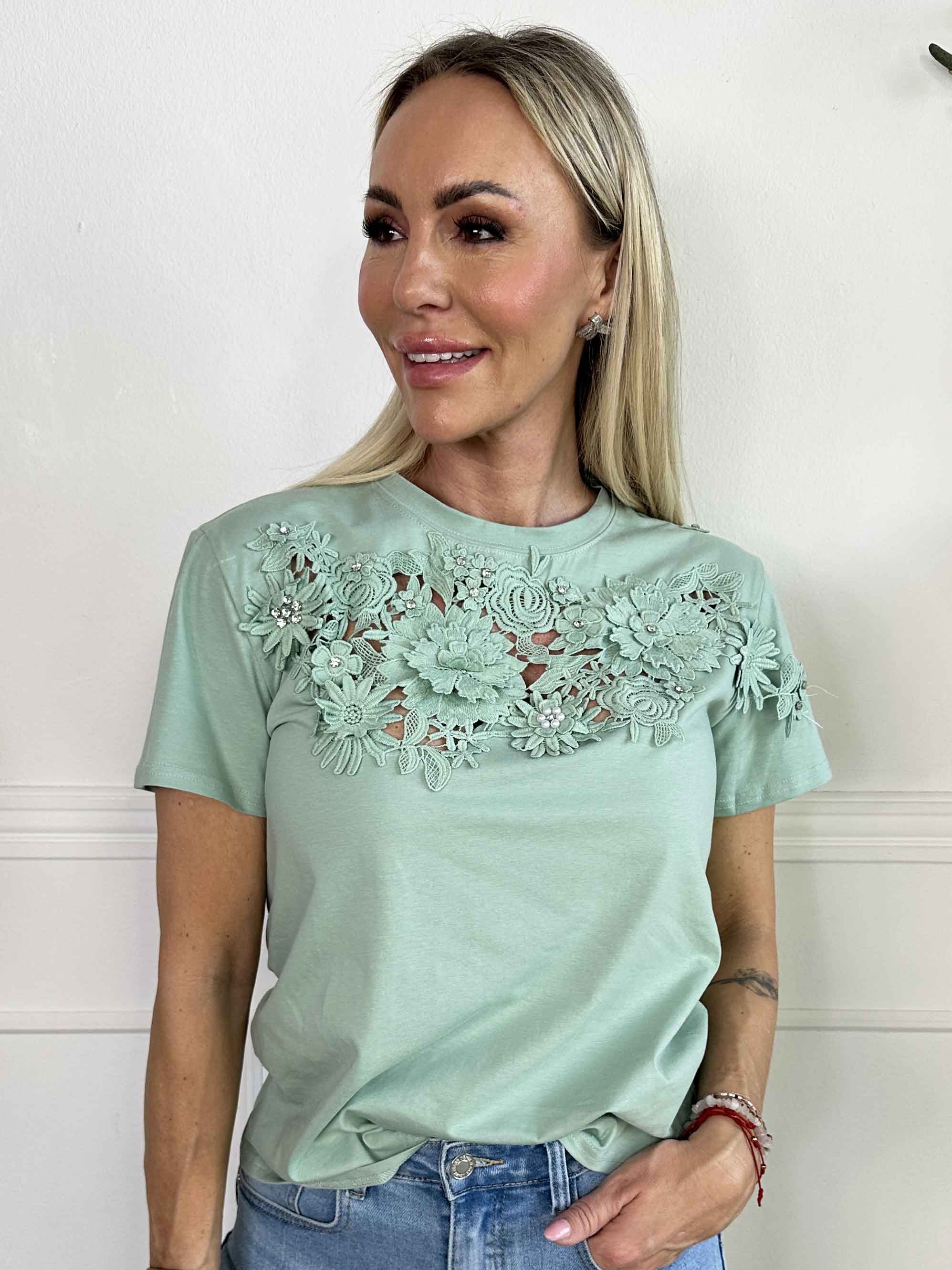 Selma - T-shirt i bomuld med broderet detaljer og similisten på brystet